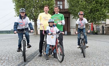 Stadtdirektor Burkhard Hintzsche und Eckhard Forst von der NRW.BANK (grünes Hemd) gaben Infos rund um den Special Petit Départ © Landeshauptstadt Düsseldorf/Uwe Schaffmeister 