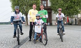 Stadtdirektor Burkhard Hintzsche und Eckhard Forst von der NRW.BANK (grünes Hemd) gaben Infos rund um den Special Petit Départ © Landeshauptstadt Düsseldorf/Uwe Schaffmeister 