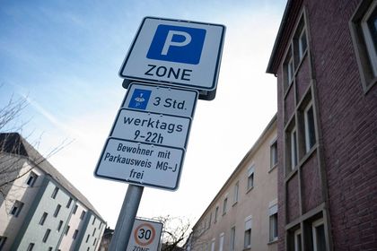 Anwohnerparken auf der Konkordiastraße in Unterbilk: Wer nicht mit Parkschein parkt, braucht einen Anwohnerparkausweis. © RP Online, jaba