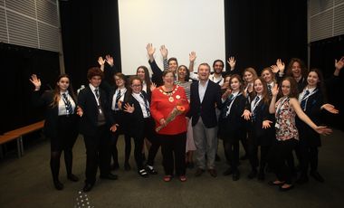 Schülerinnen und Schüler der John Madejski Academy zusammen mit Bürgermeisterin Rose Williams und Oberbürgermeister Thomas Geisel