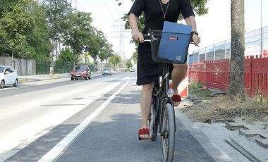 Planungsdezernentin Cornelia Zuschke eröffnete den neuen Radweg Oerschbachstraße am 19. Juli. Foto: Wilfried Meyer