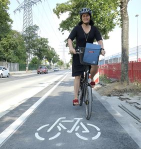 Planungsdezernentin Cornelia Zuschke eröffnete den neuen Radweg Oerschbachstraße am 19. Juli. Foto: Wilfried Meyer