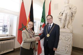 Oberbürgermeister Dr. Stephan Keller gratulierte der neuen Generalkonsulin des Königreichs Marokko, Boutaïna Bouabid, bei ihrem Antrittsbesuch im Düsseldorfer Rathaus. Foto: Ingo Lammert