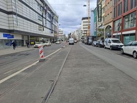 Auf der Straße wird flächendeckend roter Asphalt verwendet und der Seitenraum wird für den Fußverkehr attraktiv ausgebaut. © Amt für Verkehrsmanagement