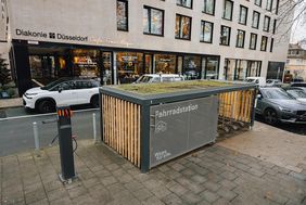 Am Apostelplatz ist am Mittwoch, 10. Dezember 2025, die erste Mobilitätsstation im Stadtteil Gerresheim offiziell in Betrieb gegangen. © Connected Mobility Düsseldorf