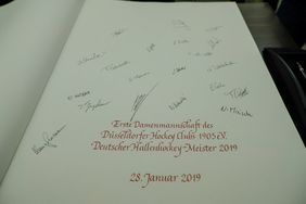 Eintrag des DHC-Teams ins Goldene Buch der Stadt; Foto: Gstettenbauer