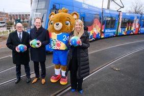 v.l.: Dr. Markus Rieß, Oberbürgermeister Dr. Stephan Keller, Albärt und Annette Grabbe auf dem Rheinbahn-Betriebshof in Lierenfeld. Foto: Michael Gstettenbauer