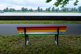 Düsseldorf hat 16 neue Regenbogenbänke. Für die Zeit der UEFA EURO 2024 stehen die bunten Sitzmöglichkeiten entlang des Rhein-Walk von der Altstadt bis zur Düsseldorfer Arena.