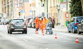 Markierungsarbeiten für den Radweg Prinz-Georg-Straße