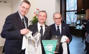 Tauschten im Vorfeld des Länderspiels Gastgeschenke aus: (von links) DFB-Präsident Reinhard Grindel, OB Geisel und Marcelino Mate vom RFEF; Foto: Landeshauptstadt Düsseldorf/Ingo Lammert