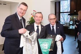 Tauschten im Vorfeld des Länderspiels Gastgeschenke aus: (von links) DFB-Präsident Reinhard Grindel, OB Geisel und Marcelino Mate vom RFEF; Foto: Landeshauptstadt Düsseldorf/Ingo Lammert