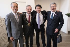 Freude über die besiegelte Partnerschaft (v.l.): Generalkonsul Masato Iso, OB Thomas Geisel, Kensaku Morita, Gouverneur der Präfektur Chiba, und Mitsuru Yoshimoto von Chibas Präfekturparlament. Foto: Michael Gstettenbauer