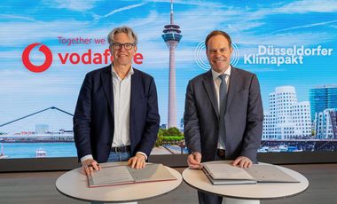 Vodafone-CEO Marcel de Groot und Oberbürgermeister Dr. Stephan Keller besiegelten die Partnerschaft mit ihrer Unterschrift. © Vodafone