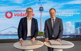 Vodafone-CEO Marcel de Groot und Oberbürgermeister Dr. Stephan Keller besiegelten die Partnerschaft mit ihrer Unterschrift. © Vodafone