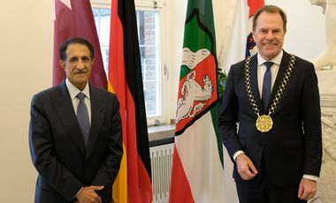 Scheich Abdulla bin Mohammed bin Saud Al-Thani (l.), Botschafter des Staates Katar, mit Oberbürgermeister Dr. Stephan Keller beim Besuch im Düsseldorfer Rathaus am Donnerstag, 4. November. Foto: Landeshauptstadt Düsseldorf/Wilfried Meyer