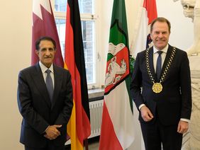 Scheich Abdulla bin Mohammed bin Saud Al-Thani (l.), Botschafter des Staates Katar, mit Oberbürgermeister Dr. Stephan Keller beim Besuch im Düsseldorfer Rathaus am Donnerstag, 4. November. Foto: Landeshauptstadt Düsseldorf/Wilfried Meyer