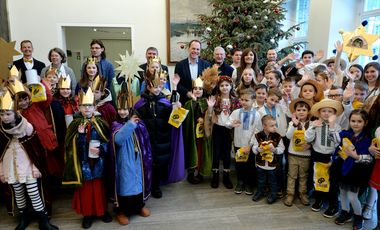 OB Dr. Stephan Keller mit den Sternsingerinnen und Sternsingern im Rathaus, Foto: LHD.