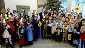 OB Dr. Stephan Keller mit den Sternsingerinnen und Sternsingern im Rathaus, Foto: LHD.