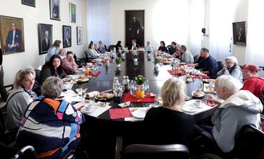 Frühstücksempfang für Bewohnerinnen und Bewohner zweier Düsseldorfer Pflegeeinrichtungen der AWO mit OB Dr. Keller und Schauspielerin Mariella Ahrens im Rathaus, Foto: Young.