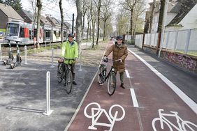 Foto von Florian Reeh, Leiter des Amtes für Verkehrsmanagement Düss0eldorf, und Steffen Geibhardt, Sachgebietsleiter Radverkehrsplanung im Amt für Verkehrsmanagement, beim Test des neuen Radwegs entlang der Witzelstraße. (v.l.) , ©Landeshauptstadt Düssseldorf, Ingo Lammert