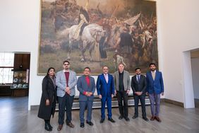 Eine Delegation aus dem malaysischen Bundesstaat Penang besuchte das Düsseldorfer Rathaus und wurde von Umweltdezernent Jochen Kral begrüßt. Foto: Gstettenbauer