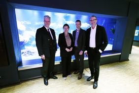 Michael Fischer (Vorsitzender des Aquazoo-Freundeskreises), Miriam Koch (Beigeordnete für Kultur und Integration der Landeshauptstadt Düsseldorf), Aquazoo-Direktor Dr. Jochen Reiter und Frank Schrader (Düsseldorf marketing) stehen vpr dem großen Rochen-Aquarium des Aquazoo Löbbecke Museum