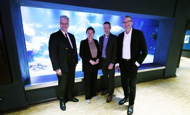 Michael Fischer (Vorsitzender des Aquazoo-Freundeskreises), Miriam Koch (Beigeordnete für Kultur und Integration der Landeshauptstadt Düsseldorf), Aquazoo-Direktor Dr. Jochen Reiter und Frank Schrader (Düsseldorf marketing) stehen vpr dem großen Rochen-Aquarium des Aquazoo Löbbecke Museum