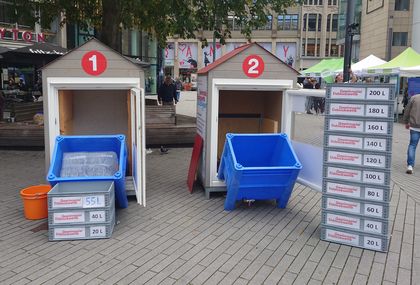 Das Ergebnis der Eisblockwette: Im ungedämmten Haus ist das Eis komplett geschmolzen, im gedämmten Haus nur 55 Liter.