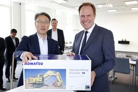 Oberbürgermeister Dr. Stephan Keller bekam einen Miniator-Hydraulikbagger von Korekiyo Yanagisawa, Senior Executive Officer & President, Production Division, überreicht. © Landeshauptstadt Düsseldorf; David Young 