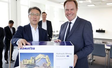 Oberbürgermeister Dr. Stephan Keller bekam einen Miniator-Hydraulikbagger von Korekiyo Yanagisawa, Senior Executive Officer & President, Production Division, überreicht. © Landeshauptstadt Düsseldorf; David Young 