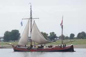 Besucherinnen und Besucher des SchifffahrtMuseums können direkt an Bord gehen und die 40 Meter lange Zweimast-Stevenaak "Helena" am Altstadtufer besichtigen. 