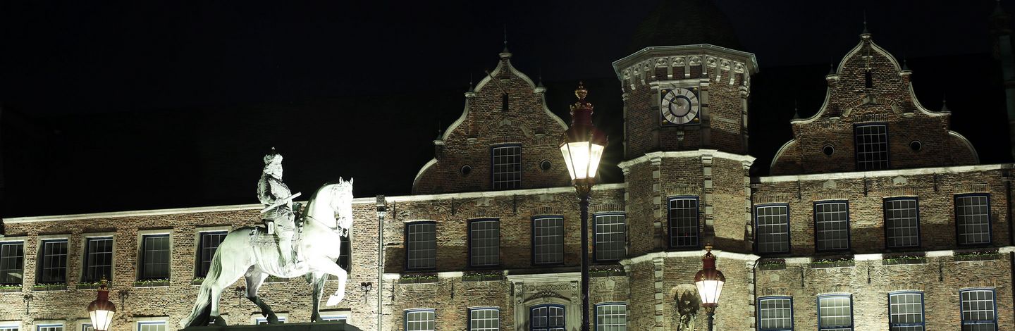 Rathaus mit Jan Wellem Denkmal