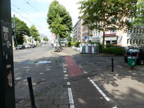 Engerstraße: Ohne Aufpflasterung ist der Vorrang für den Rad- und Fußverkehr deutlich geringer und der Radfahrende muss die Kreuzung über zwei abgesenkte Bordsteine queren © Landeshauptstadt Düsseldorf 