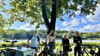 Halt während der Rundfahrt zu den Interventionsflächen am Chemnitzer Schlossteich (von rechts): Stefanie von Hoegen, Sarah Arnold, Lydia Tannenhauer-Schnabl, Robert Jehmlich