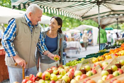 Älterer Mann mit jüngerer Frau auf dem Markt, Foto: iStock