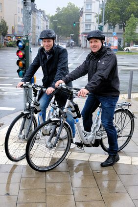 Stellten Einzelheiten zur neuen Fahrrad-App "traffic pilot" vor: Florian Reeh, Leiter des Amtes für Verkehrsmanagement (li.), und Heiko Böhme, Sachgebietsleiter Verkehrssystemmanagement. Foto: Michael Gstettenbauer