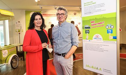 Verkehrsdezernentin Cornelia Zuschke und Steffen Geibhardt, Radverkehrsbeauftragter im Amt für Verkehrsmanagement, bei der Eröffnung der Ausstellung "RADschlag 2018 – Umdenken und Aufsteigen" im Rathaus. © Landeshauptstadt Düsseldorf, Melanie Zanin 