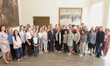 Die Moskauer Partnerschule Nr. 1423 mit OB Geisel im Jan-Wellem-Saal