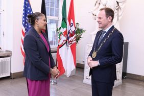 Oberbürgermeister Dr. Stephan Keller hat die amerikanische Generalkonsulin Preeti V. Shah im Jan-Wellem-Saal des Rathauses empfangen. Foto: David Young