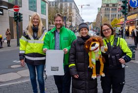 Dank reflektierender Kleidung und Accessoires besser sichtbar - das demonstrieren Antonia Schnelle, Amt für Verkehrsmanagement, Simon Höhner, Verkehrswacht, Katharina Metzker, Leiterin Amt für Verkehrsmanagement, und Janette Louis, Polizei (v.l.). Foto: Uwe Schaffmeister