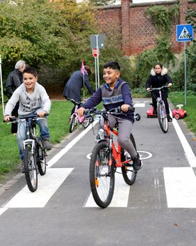 Amin (8) und Mohammed (9) und Naima (10) drehten nach der Eröffnung ihre ersten Runden auf dem neuen Übungsplatz an der Annastraße in Pempelfort © Landeshauptstadt Düsseldorf/Ingo Lammert 