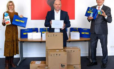 Carsten Senz, Huawei Technologies (Mitte), übergibt 100 Tablets an Theresa Winkels, Leiterin Wirtschaftsförderung, und Johannes Horn, Leiter Jugendamt. Die Geräte erhalten Kinder und Jugendliche unter amtlicher Vormundschaft © Michael Lübke 