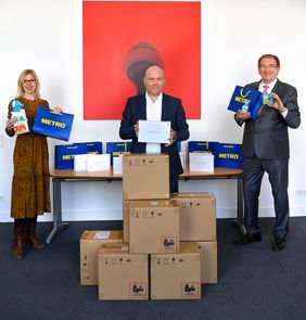 Carsten Senz, Huawei Technologies (Mitte), übergibt 100 Tablets an Theresa Winkels, Leiterin Wirtschaftsförderung, und Johannes Horn, Leiter Jugendamt. Die Geräte erhalten Kinder und Jugendliche unter amtlicher Vormundschaft © Michael Lübke 