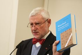 Heinrich Spohr stellte die zweite Auflage seines Buchs zur Düsseldorfer Mundart vor. Foto: Ingo Lammert