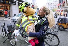 Sonja Martin von der Verkehrsunfallprävention der Polizei mit dem Jummybär, den die Polizei zur Verkehrserziehung einsetzt. Foto: David Young 