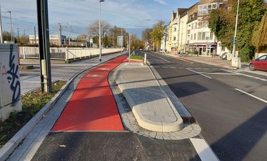 Auf beiden Seiten der Hildener Straße gibt es nun 1,85 Meter breite Radfahrstreifen – im Bereich des Rheinbahndepots rot eingefärbt – für eine bessere Sichtbarkeit. © Landeshauptstadt Düsseldorf/Amt für Verkehrsmanagement