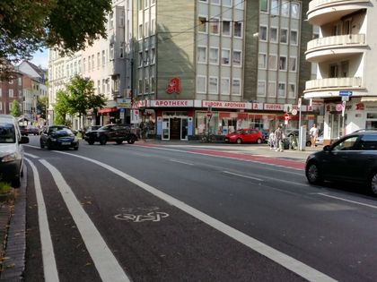 Neuer Radfahrstreifen mit Sicherheitsstreifen zu parkenden Autos.