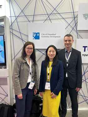 Simone Menshausen, Qi Xia und Thomas Scheler auf dem Mobile World Congress in Barcelona © Wirtschaftsförderung Düsseldorf