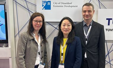 Simone Menshausen, Qi Xia und Thomas Scheler auf dem Mobile World Congress in Barcelona © Wirtschaftsförderung Düsseldorf