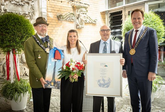 Schaustellerehrung 2026: OB Dr. Keller (r.) und Andreas-Paul Stieber, 1. Chef des St. Sebastianus Schützenverein Düsseldorf 1316 e. V., (l.) zusammen mit Mario Gagliardi und seiner Tochter Romina Gagliardi, Foto: LHD/Melanie Zanin